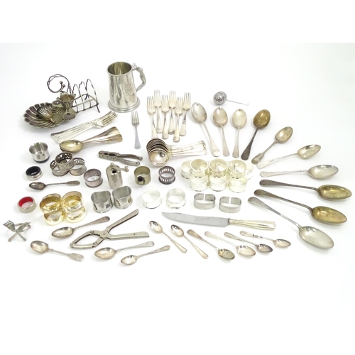 470 - A quantity of assorted silver plated wares to include toast rack, tankard, flatware, napkin rings et... 