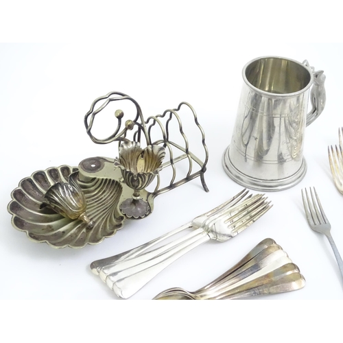 470 - A quantity of assorted silver plated wares to include toast rack, tankard, flatware, napkin rings et... 