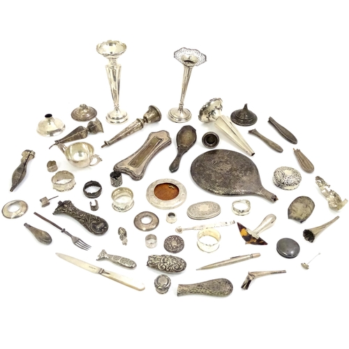 473 - A quantity of assorted scrap silver and white metal to include silver jar lids, hand mirror handles,... 