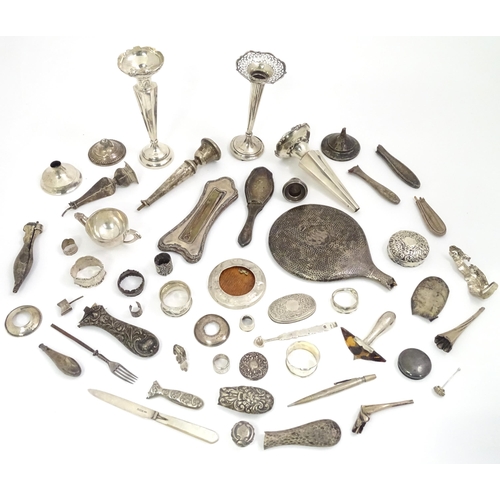 473 - A quantity of assorted scrap silver and white metal to include silver jar lids, hand mirror handles,... 