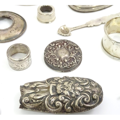 473 - A quantity of assorted scrap silver and white metal to include silver jar lids, hand mirror handles,... 