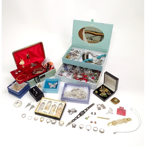 538 - A quantity of costume jewellery to include brooches, necklaces, bracelets, rings, cufflinks, etc. To... 