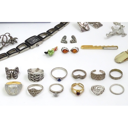 538 - A quantity of costume jewellery to include brooches, necklaces, bracelets, rings, cufflinks, etc. To... 