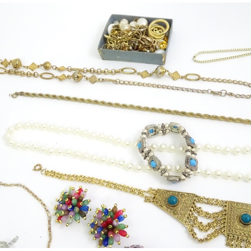 551 - A quantity of assorted costume jewellery to include examples by Ciro, Monet, etc. to include necklac... 