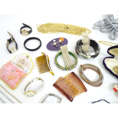 551 - A quantity of assorted costume jewellery to include examples by Ciro, Monet, etc. to include necklac... 