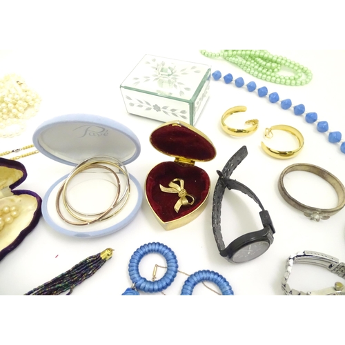 551 - A quantity of assorted costume jewellery to include examples by Ciro, Monet, etc. to include necklac... 