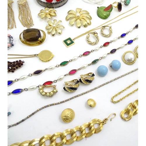 551 - A quantity of assorted costume jewellery to include examples by Ciro, Monet, etc. to include necklac... 