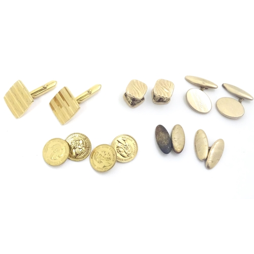 554 - A quantity of assorted jewellery to include cufflinks, stick pin, necklaces pendants etc