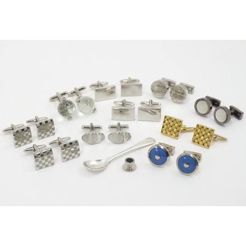 564 - A quantity of assorted cufflinks