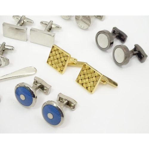 564 - A quantity of assorted cufflinks