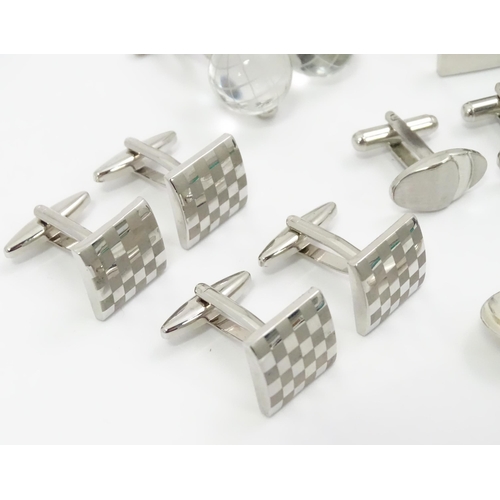 564 - A quantity of assorted cufflinks