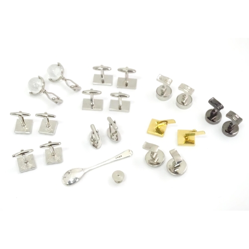 564 - A quantity of assorted cufflinks