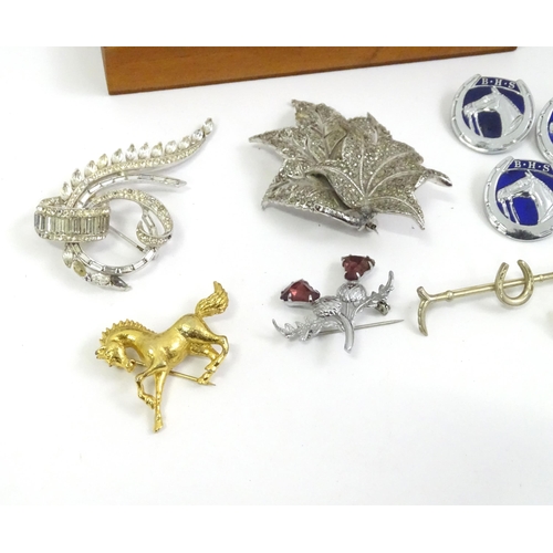 575 - A quantity of assorted costume jewellery to include brooches, necklaces etc to include examples by M... 