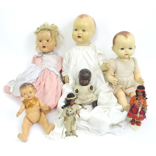 672 - Toys: A quantity of dolls to include American Indian figures, examples by Sarold Manufacturing Co., ... 