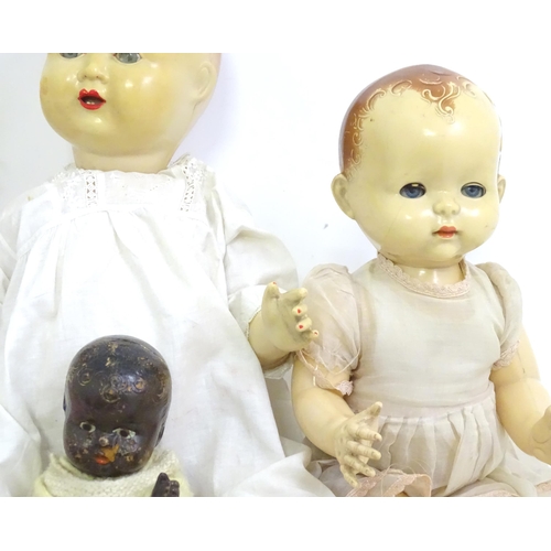 672 - Toys: A quantity of dolls to include American Indian figures, examples by Sarold Manufacturing Co., ... 