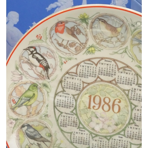 718 - A quantity of assorted collectors / calendar plates, makers to include Wedgwood, Royal Doulton, etc.... 