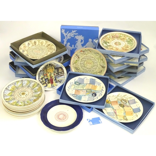 718 - A quantity of assorted collectors / calendar plates, makers to include Wedgwood, Royal Doulton, etc.... 