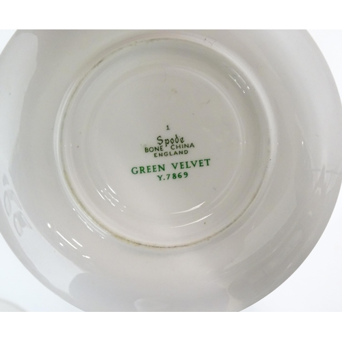 710 - A quantity of Spode dinner wares in the Green Velvet pattern to include plates, gravy boat, milk jug... 