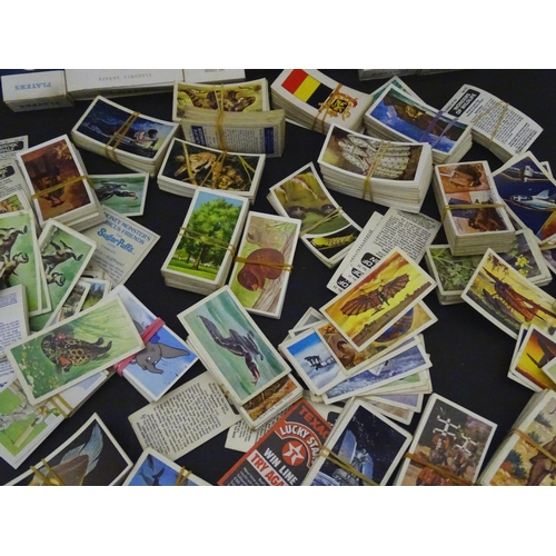 830 - A quantity of cigarette and tea cards to include examples from Brooke Bond series Adventurers & Expl... 