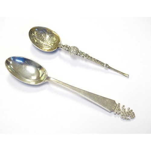 431 - A silver teaspoon modelled as an anointing spoon hallmarked Birmingham 1908. Together with a silver ... 