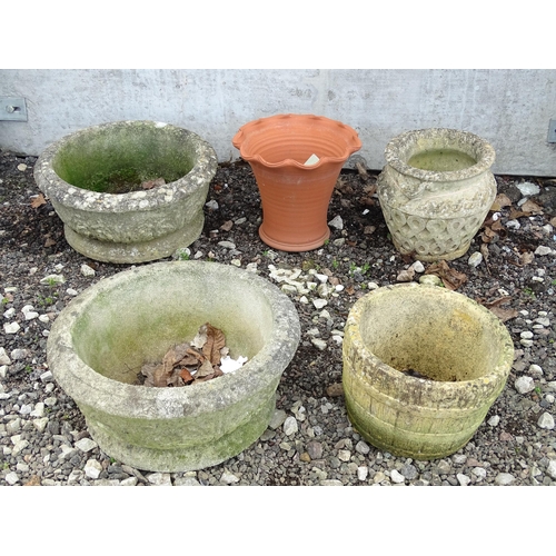 923 - Five assorted planters and plant pots, the largest approx 18