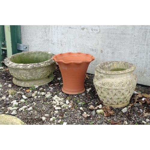 923 - Five assorted planters and plant pots, the largest approx 18