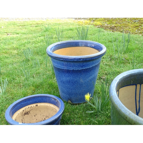 925 - Eight assorted blue glazed ceramic planters and plant pots, the largest 13 1/2