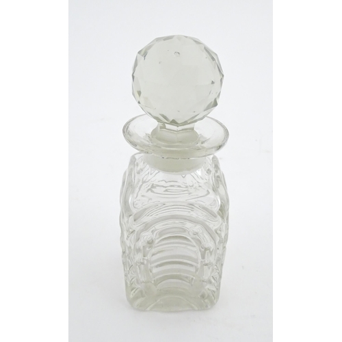 195 - A Victorian glass hunting decanter with stylised horse shoe decoration to sides. Approx. 6