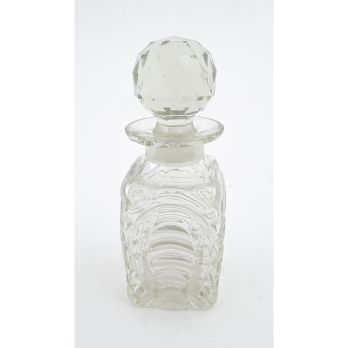 195 - A Victorian glass hunting decanter with stylised horse shoe decoration to sides. Approx. 6