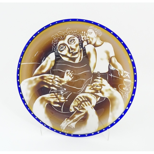 239 - Steven Newell  (b. 1948) :  A large American art glass dish / figural charger. The wrong hold,  with... 