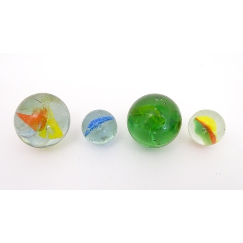 952 - Toys: A quantity of glass marbles, many with colours twists, etc. Largest approx. 1