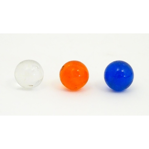 953 - Toys: A quantity of glass marbles, many with colours twists, etc. Largest approx. 1 3/4