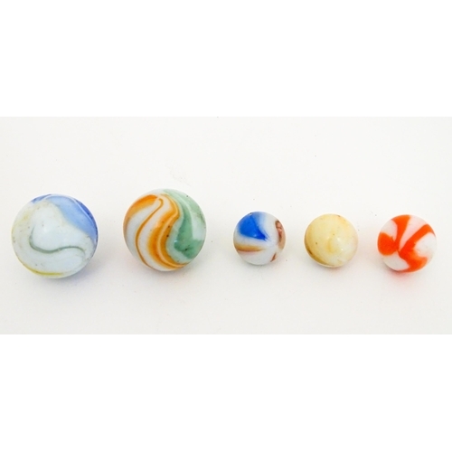 953 - Toys: A quantity of glass marbles, many with colours twists, etc. Largest approx. 1 3/4