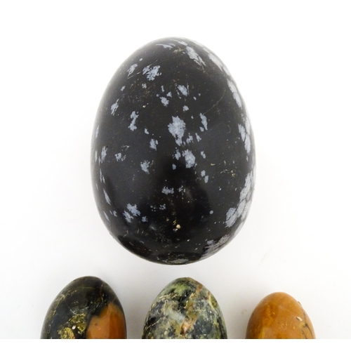 1091 - Natural History / Geology Interest: Four assorted polished hardstone specimen eggs. Largest approx. ... 