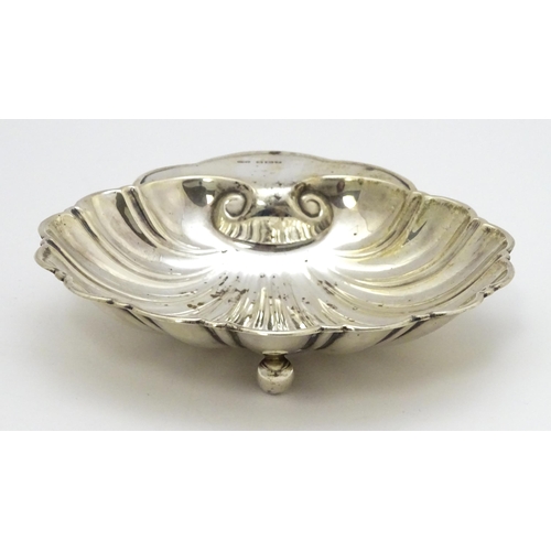 261 - A silver butter dish of scallop shell form hallmarked Sheffield 1915, maker C. W. Fletcher & Son Ltd... 