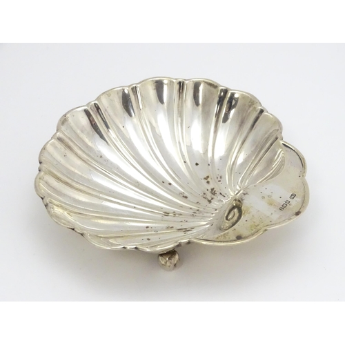 261 - A silver butter dish of scallop shell form hallmarked Sheffield 1915, maker C. W. Fletcher & Son Ltd... 