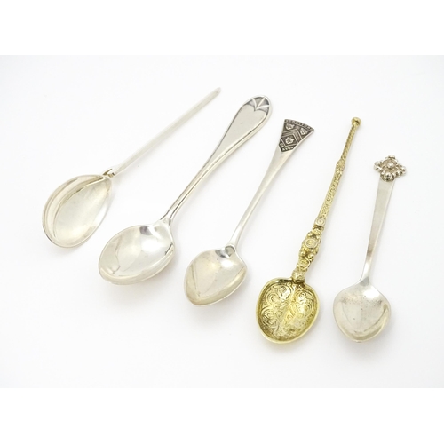 367 - Five assorted silver teaspoons to include a teaspoon with coat of arms for Stratford On Avon hallmar... 