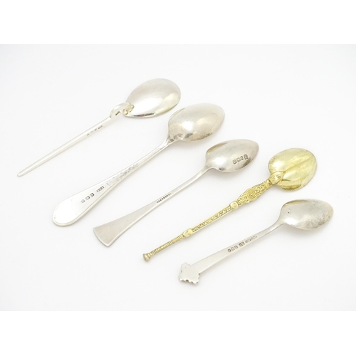 367 - Five assorted silver teaspoons to include a teaspoon with coat of arms for Stratford On Avon hallmar... 