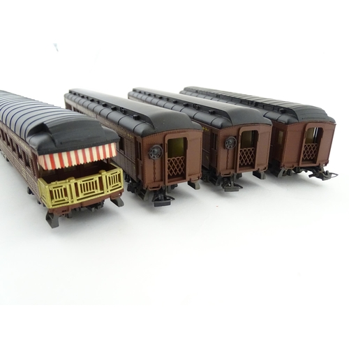 966 - Toys - Model Train / Railway Interest : Four Rivarossi scale model HO gauge carriages comprising Pen... 