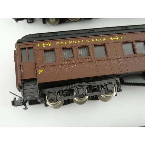 966 - Toys - Model Train / Railway Interest : Four Rivarossi scale model HO gauge carriages comprising Pen... 