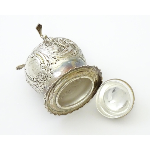 252 - A silver pot and cover with embossed decoration hallmarked Birmingham 1904, maker RR. Approx. 4