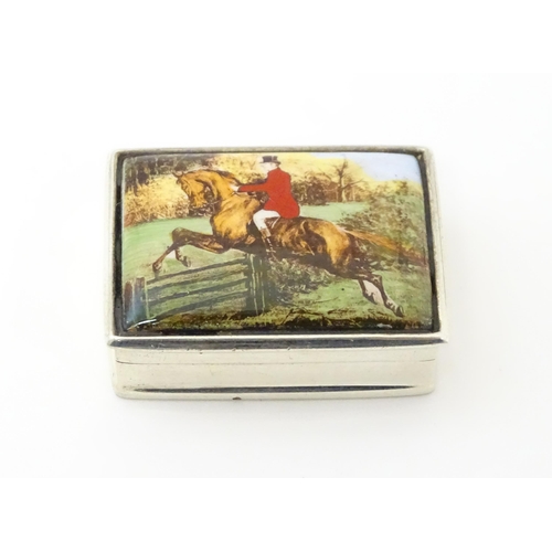 359 - A .925 silver pill box with hunting scene depicting huntsman on horse to lid. 1 1/2