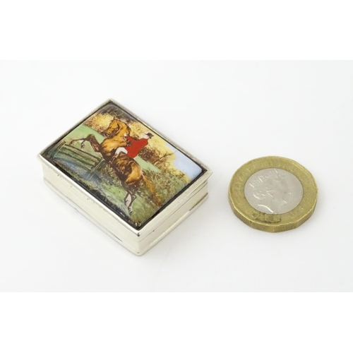 359 - A .925 silver pill box with hunting scene depicting huntsman on horse to lid. 1 1/2