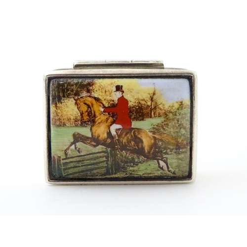 359 - A .925 silver pill box with hunting scene depicting huntsman on horse to lid. 1 1/2