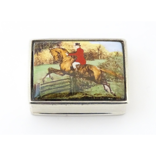 359 - A .925 silver pill box with hunting scene depicting huntsman on horse to lid. 1 1/2