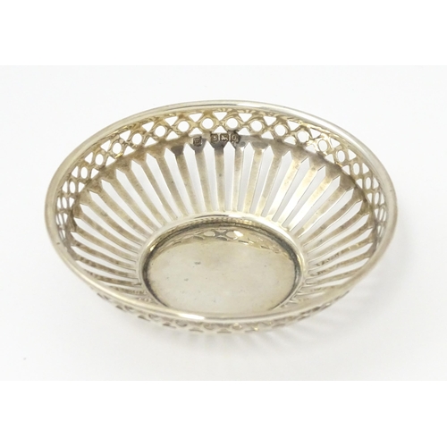 247 - A silver bon bon dish with pierced decoration, hallmarked Birmingham 1913, maker Charles S. Green & ... 