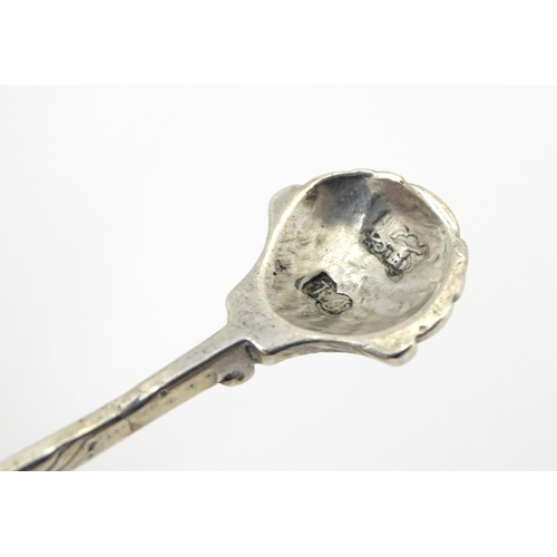 362 - 18thC silver sugar nips with engraved decoration and shell formed grips. Approx 4 3/4