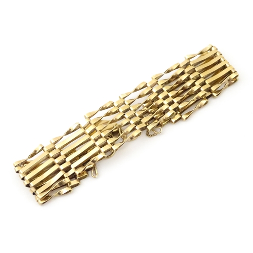 710 - A 9ct gold bracelet with padlock formed clasp. Approx 7 1/2