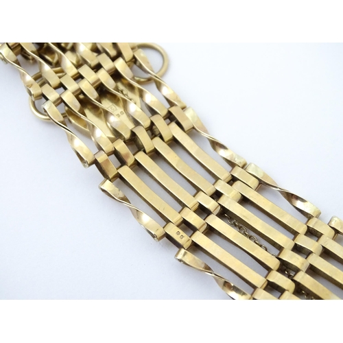 710 - A 9ct gold bracelet with padlock formed clasp. Approx 7 1/2