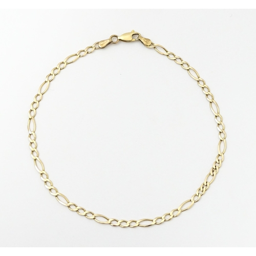 744 - A 9ct gold anklet / large bracelet. Approx 9